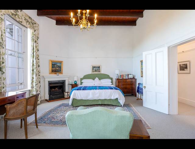 5 BEDROOM FREESTANDING TO LET IN CONSTANTIA